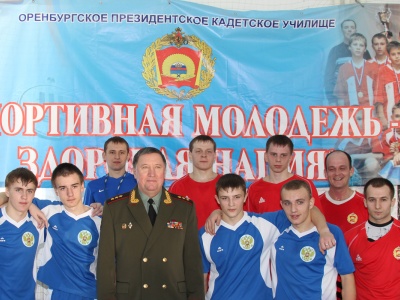 Командующий войсками ЦВО наградил оренбургских кадетов